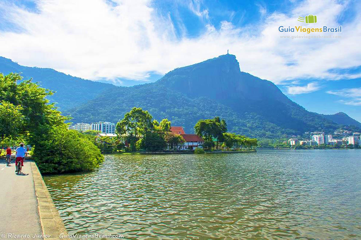 Imagem da Lagoa e ao fundo o morro Corcovado com Cristo Redentor.